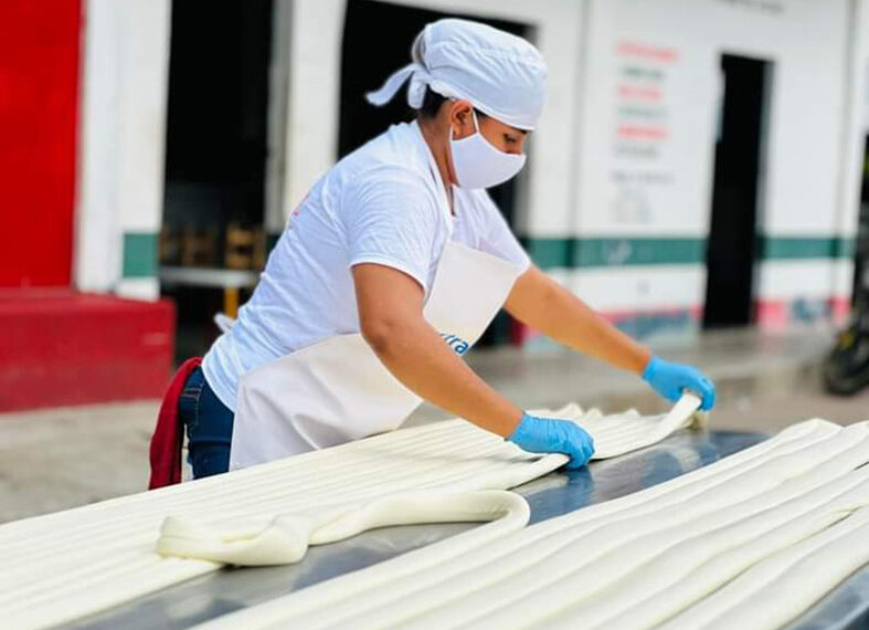 Elaboran quesillo más grande del mundo