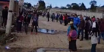 A golpes expulsan a familia invasora