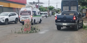 Advierten con ramas y fantasma por bache