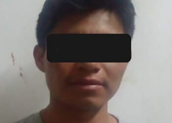 Le desbarató una silla en la cabeza