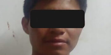 Le desbarató una silla en la cabeza