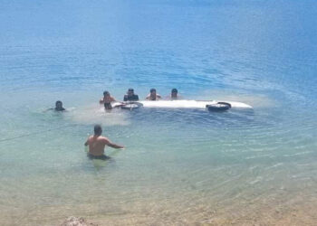 Cayeron al agua con todo y carro