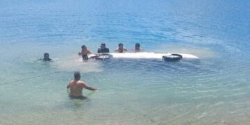 Cayeron al agua con todo y carro