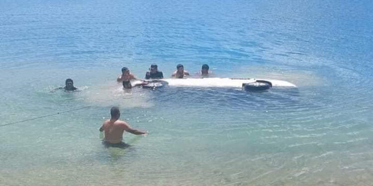 Cayeron al agua con todo y carro