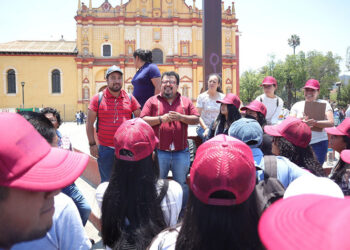 Zoé Robledo trabaja y atiende a indígenas