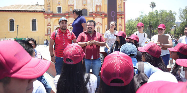 Zoé Robledo trabaja y atiende a indígenas