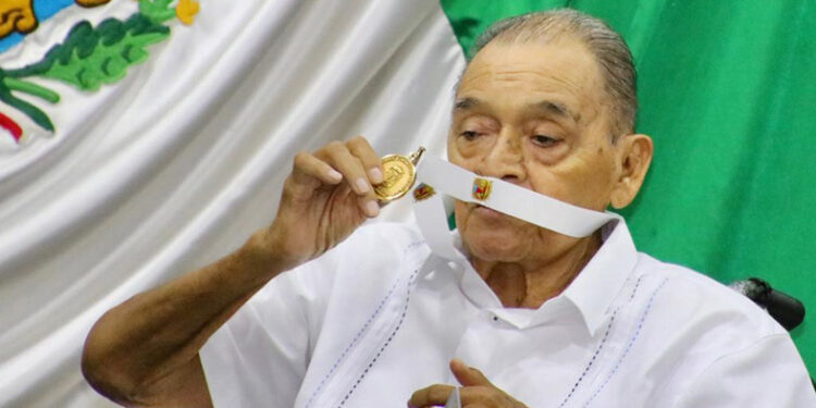 Rutilio Escandón impone la Medalla “Rosario Castellanos”