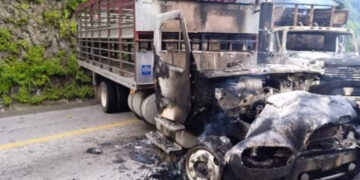 Queman camiones