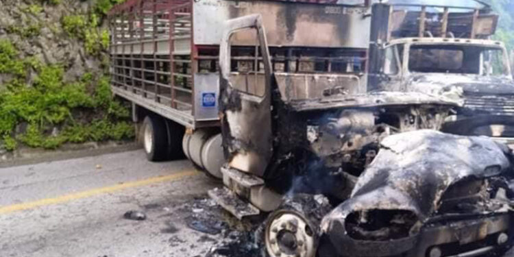 Queman camiones