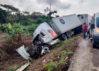 Tráiler“aplastó” a miniauto