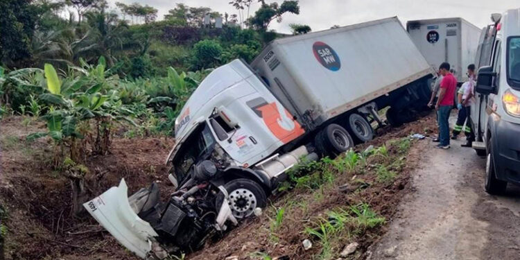 Tráiler“aplastó” a miniauto