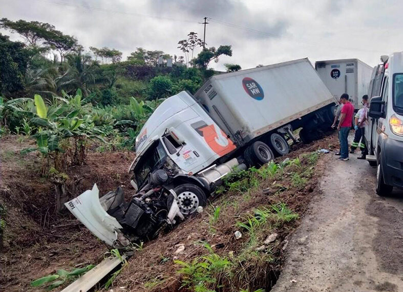 Tráiler“aplastó” a miniauto