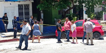 Muere adulto mayor en la banqueta