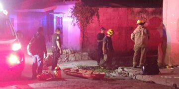 Cae a canal de aguas negras