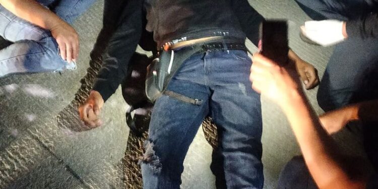 Se lo llevaron de corbata