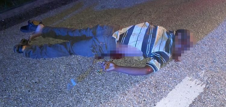 Lo dejo tendido en el asfalto