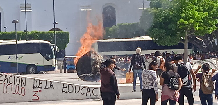 Recuerdan represión de Pablo Salazar