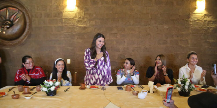 Se reúne con mujeres sancristobalenses