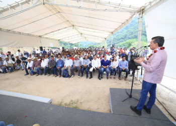 Beneficia a habitantes con construcción de camino
