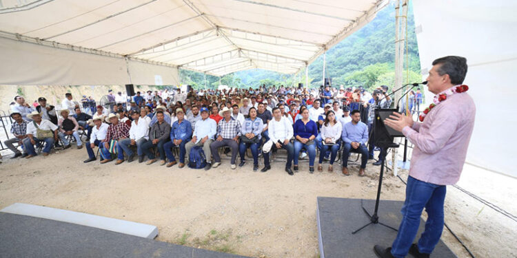 Beneficia a habitantes con construcción de camino