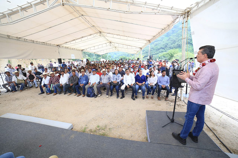 Beneficia a habitantes con construcción de camino
