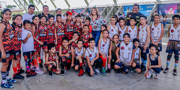 Invita a participar en talleres culturales