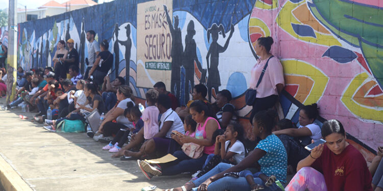 Saturan oficinas del INM