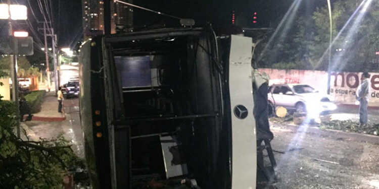 Vuelca camión de personal