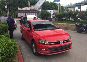 Estrelló su“Jetta” en un colectivo
