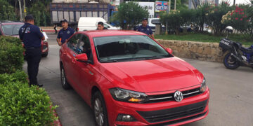 Estrelló su“Jetta” en un colectivo