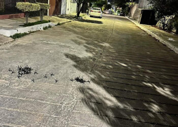 Tiran poncha llantas en la capital