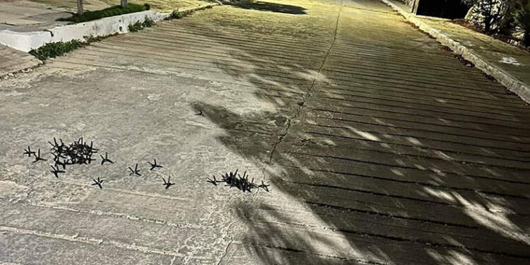 Tiran poncha llantas en la capital