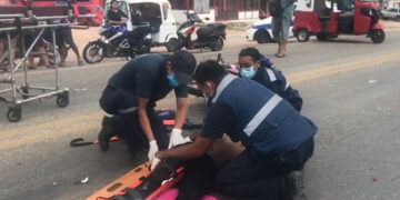 Se estrelló contra una camioneta