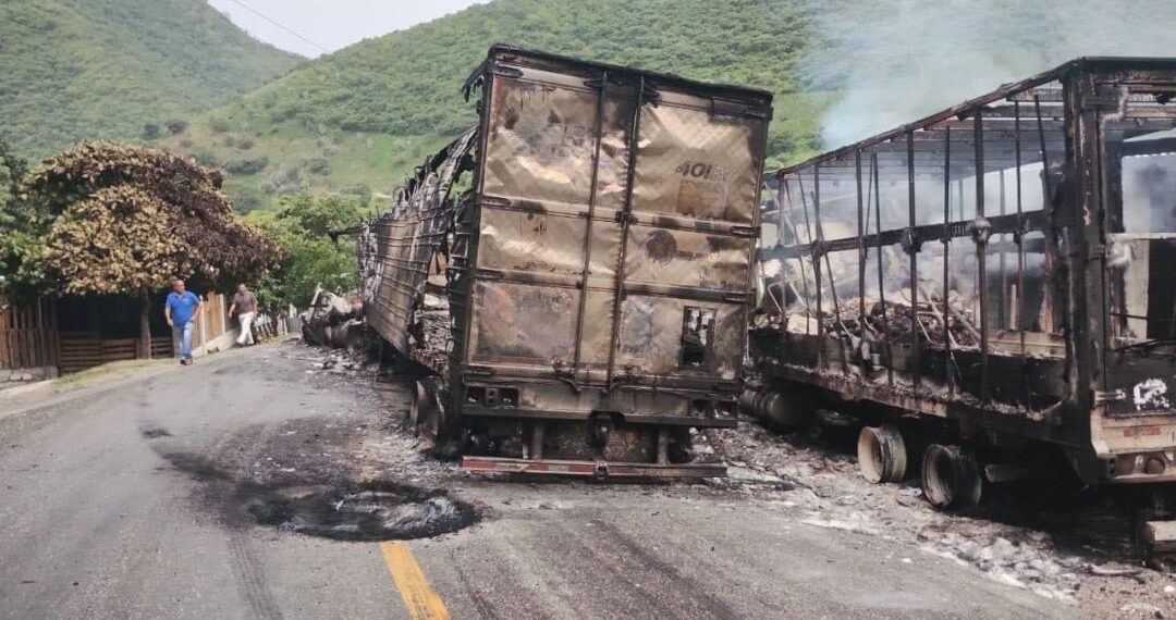 Cunden masacres y bloqueos carreteros