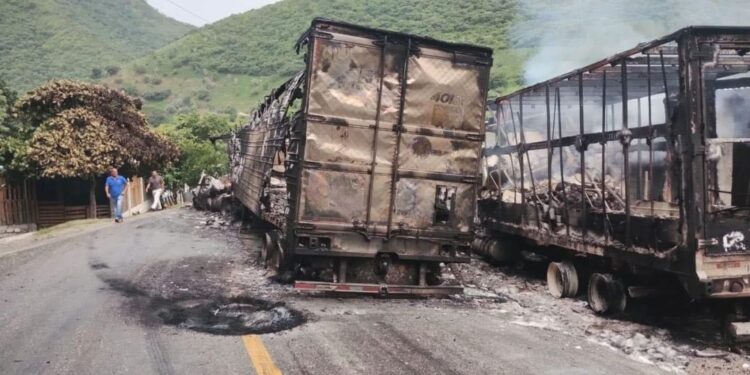 Cunden masacres y bloqueos carreteros