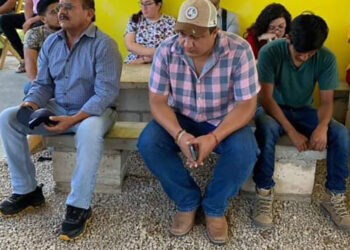 Retienen a supervisor y cinco maestros