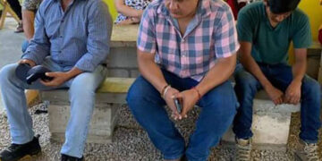 Retienen a supervisor y cinco maestros