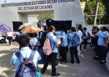 Exigen destitución de director