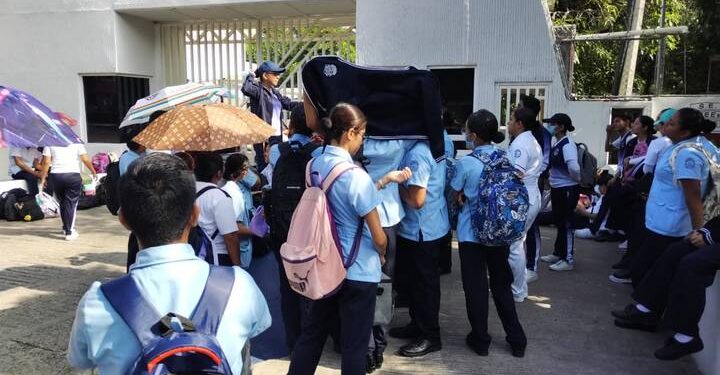 Exigen destitución de director