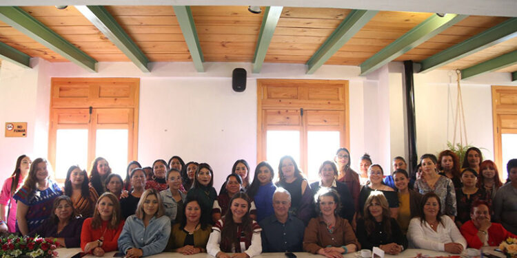 Se reúne con líderes, empresarias y emprendedoras