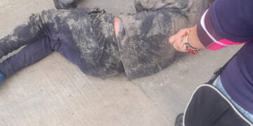 Ebrio atropella a motociclista y termina volcado