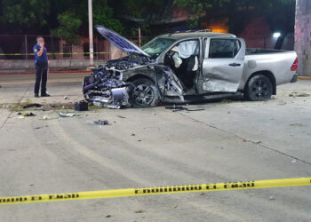 Cae camioneta de paso a desnivel