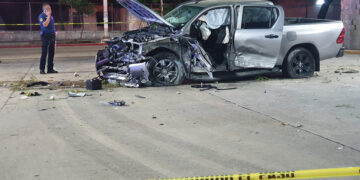 Cae camioneta de paso a desnivel