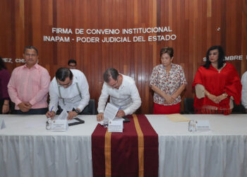Firman convenio a favor de personas adultas mayores