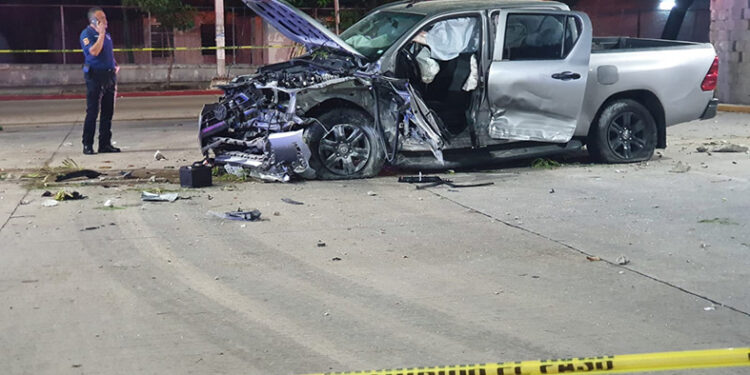 Cae camioneta de paso a desnivel