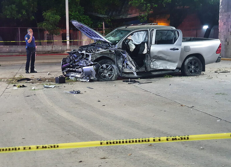 Cae camioneta de paso a desnivel