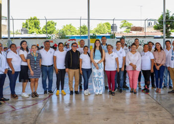 Atestigua entrega de mobiliario a escuelas