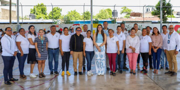 Atestigua entrega de mobiliario a escuelas