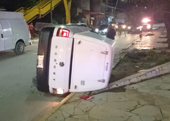 Vuelca y lo abandonan