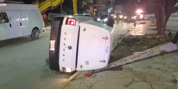 Vuelca y lo abandonan